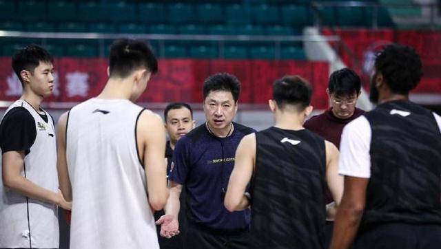 广厦pk广州赛前训练,李春江悉心讲解战术,孙铭徽归来_胡金秋_李京龙