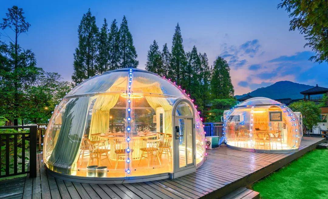 除了泡泡屋餐厅,房车营地还配有一个大餐厅,无论是三五人的堂食或是