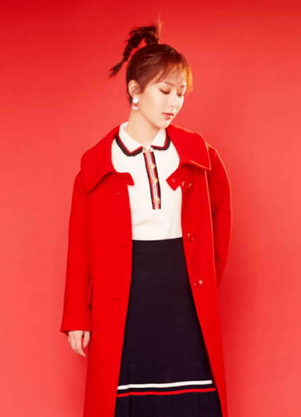 过于宽松版并没有很好的显示出杨紫的身材,而且外边还套上大红色的