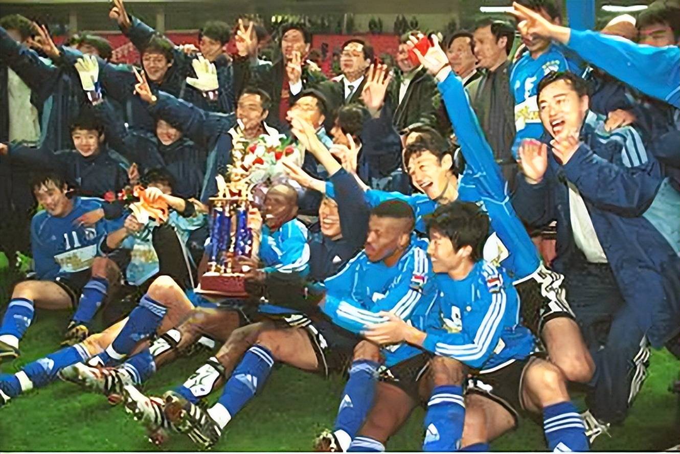 大连足球史上今天:2000年超霸杯实德4-1重庆 王鹏戴帽!