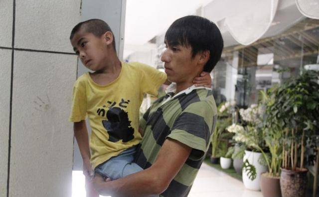 "看到病危通知书的李兴宝脑子一片空白,巨大的冲击让他只能苦苦哀求
