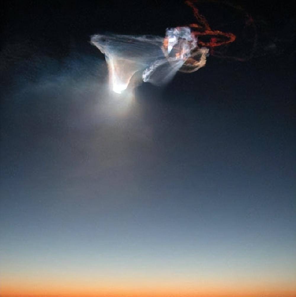 甘肃多地发现巨大发光不明飞行物，专家：火箭发射产生的尾流