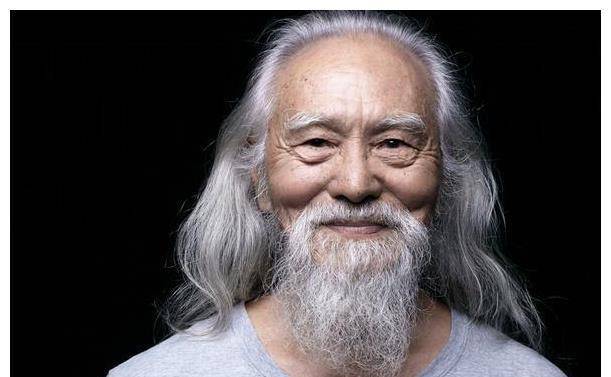 84岁王德顺迷恋健身,身上荷尔蒙爆表,连52岁女儿都年轻十足!