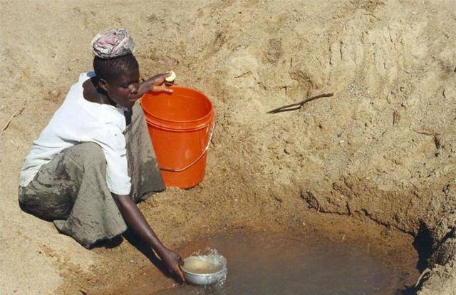 非洲地下水资源丰富,为何他们不打井,而是步行十几公里去找水?