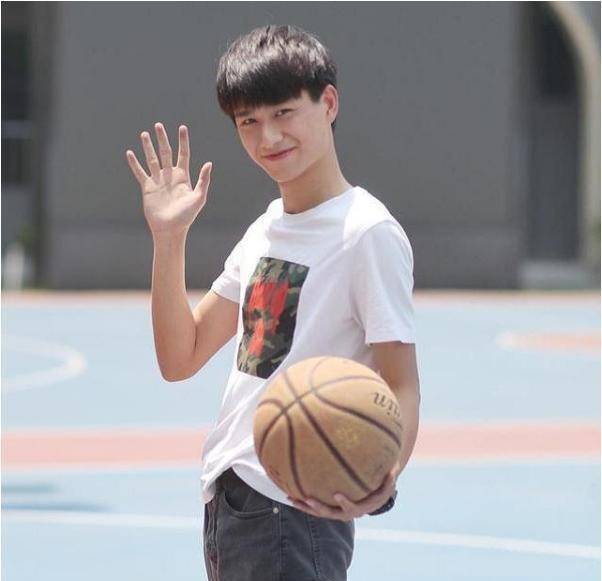 95后数学老师因"高颜值"走红,被学生喊话出道,网友:我想复读_陈凯洲