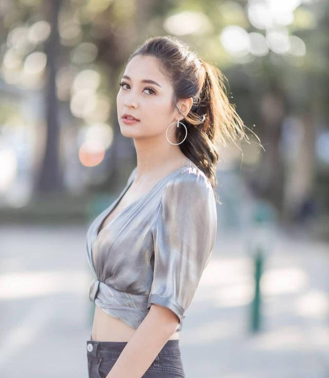 混血泰星marie broenner长相属于标准的美人,她原是三台的艺人,最早和