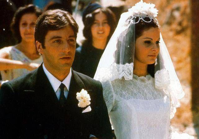 美国电影《教父1》中,避难中的麦克为什么与西西里女郎结婚?