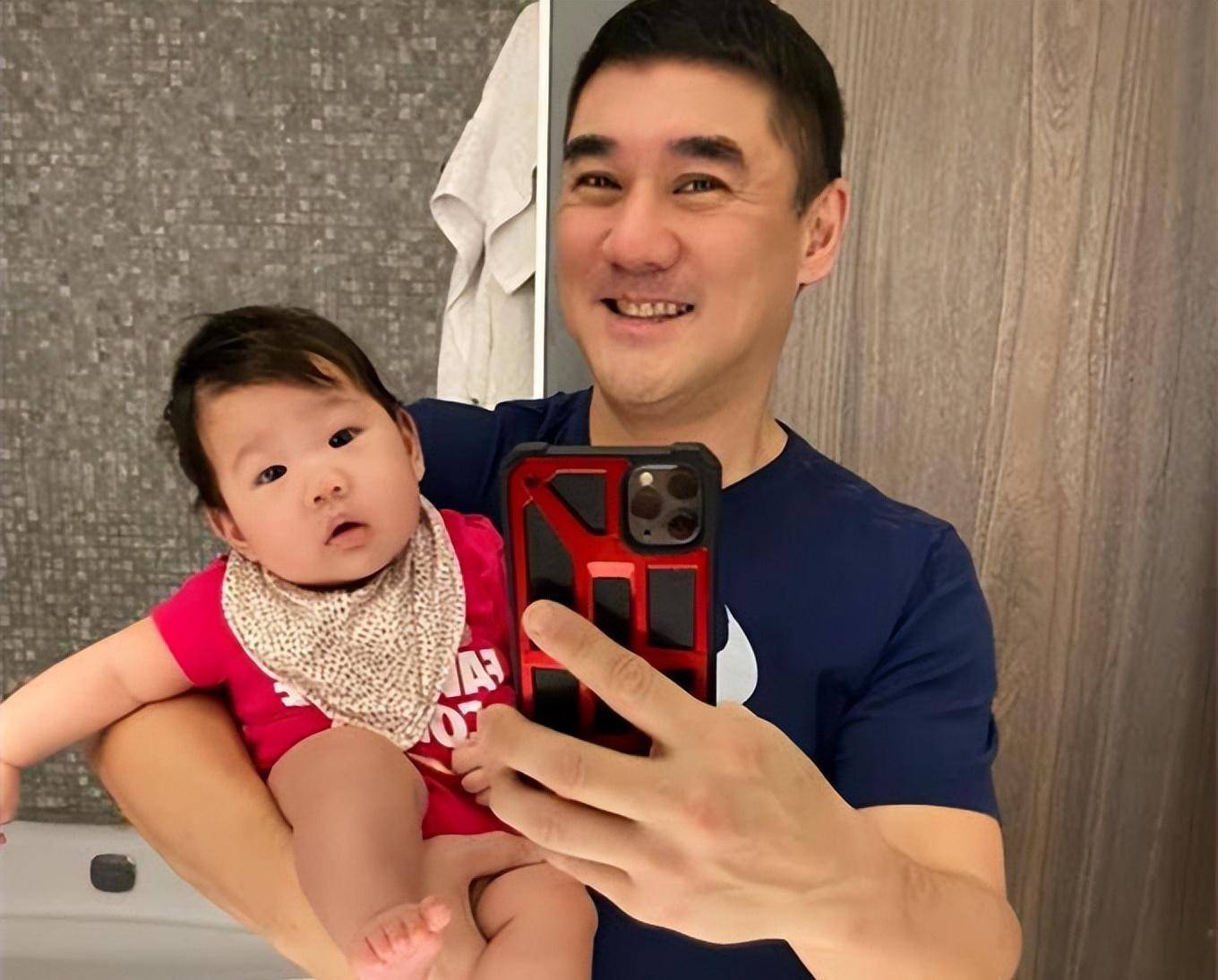 56岁吴大维老来得女,久违现身高调晒娃,2岁女儿呆萌可爱像爸爸_霍华德