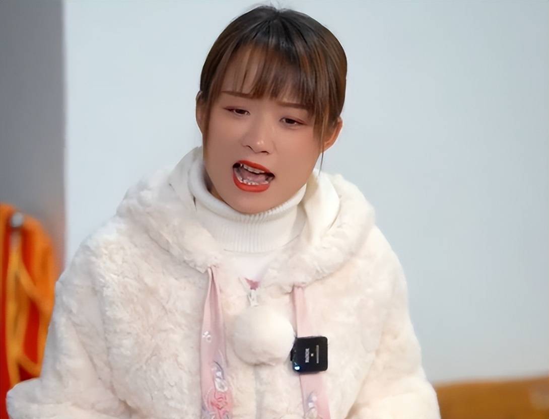 严素穿jk短裙拔萝卜,弯腰下蹲无视镜头,网友:你丈夫真有福气