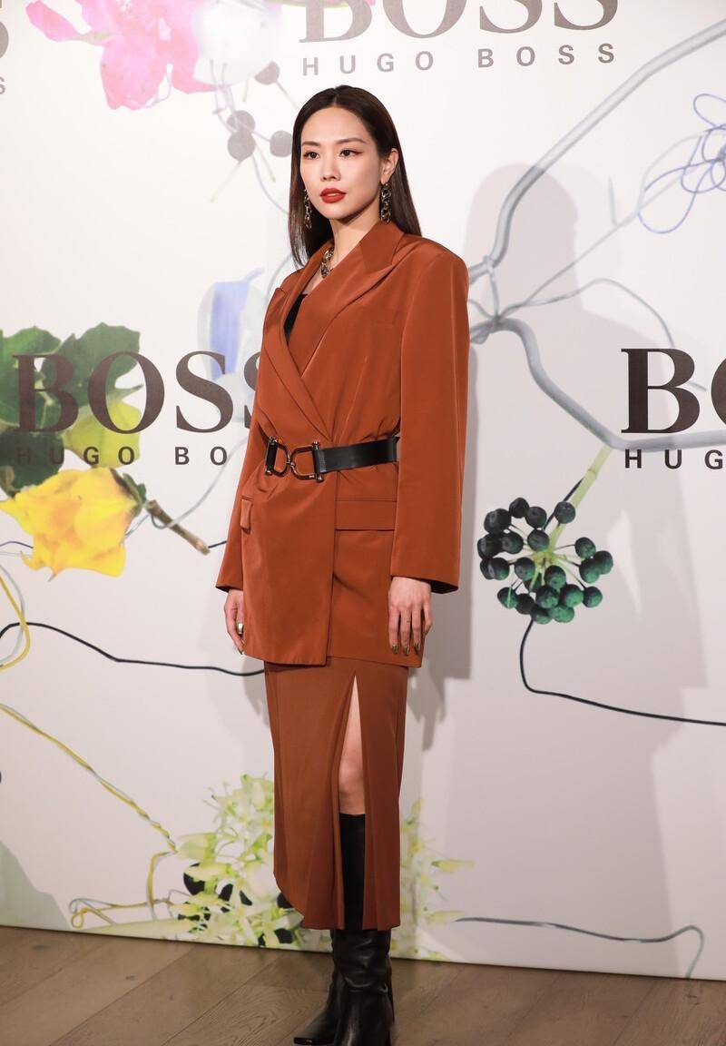 王霏霏,砖红色西装 开叉半裙 长靴,轻松打造帅气御姐女人味_奥利维亚