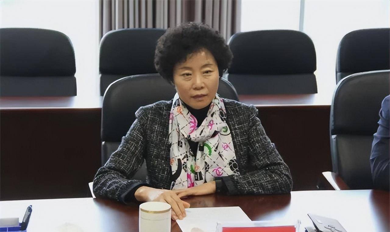 王丽的双面人生:在外穿破洞裤子,"金屋"内穿戴奢侈品自我欣赏_银行