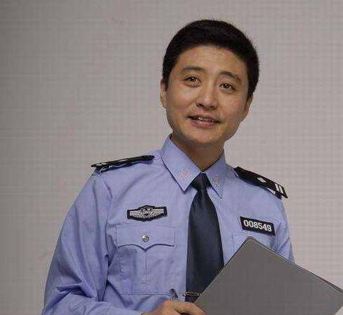 电视主播周炜:出身部队,和妻子7年爱情长跑,20年婚姻无绯闻_高明婷