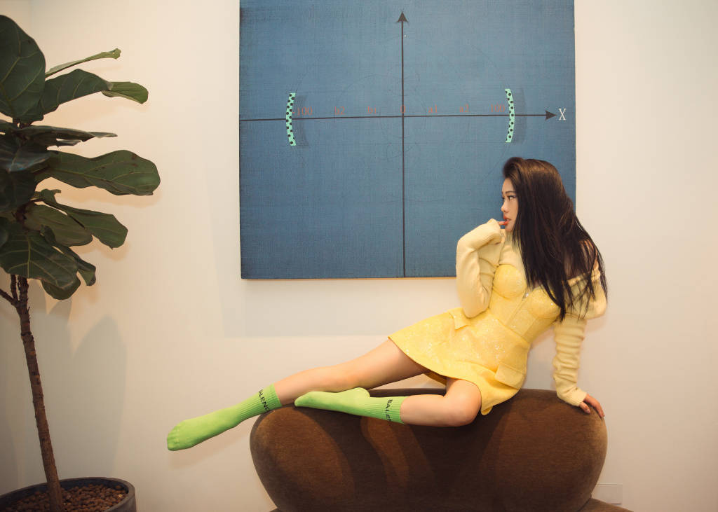 她因《好声音》逐渐走红,今穿毛绒上衣搭紧身裤,红唇霸气复古_袁娅维