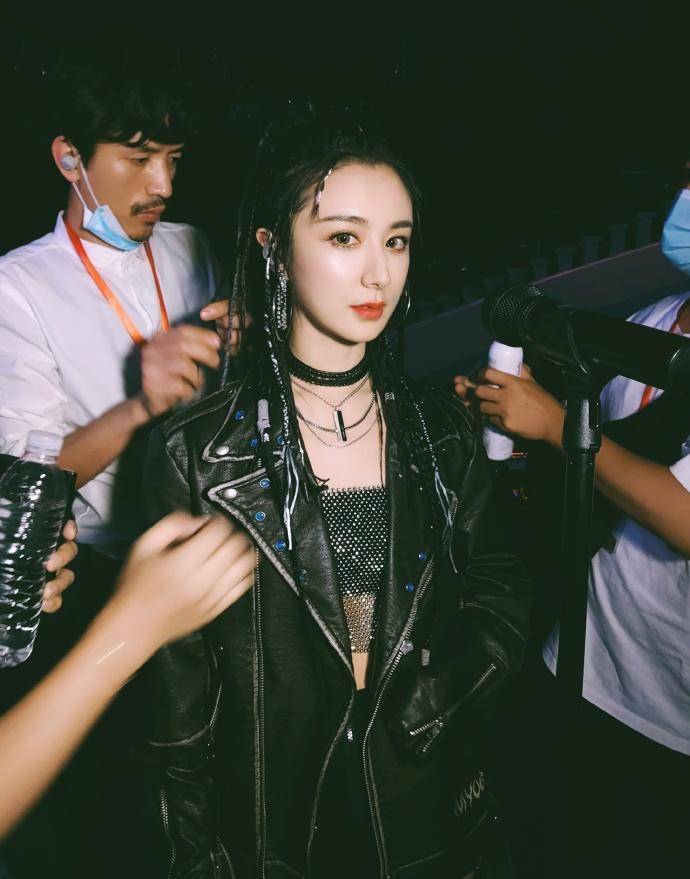 薇娅长着一张女团脸,穿搭品味时尚多元化,跟她的带货能力一样赞_感觉