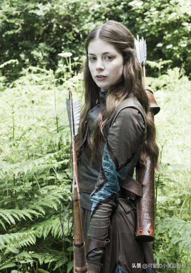 背叛了北境的席恩,又成为了小剥皮的俘虏,米兰达在这时以仰慕者的身份