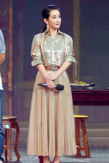 秦海璐晒出自己家豪宅,高跟鞋放满整个衣帽间,她老公还真是宠她_营口