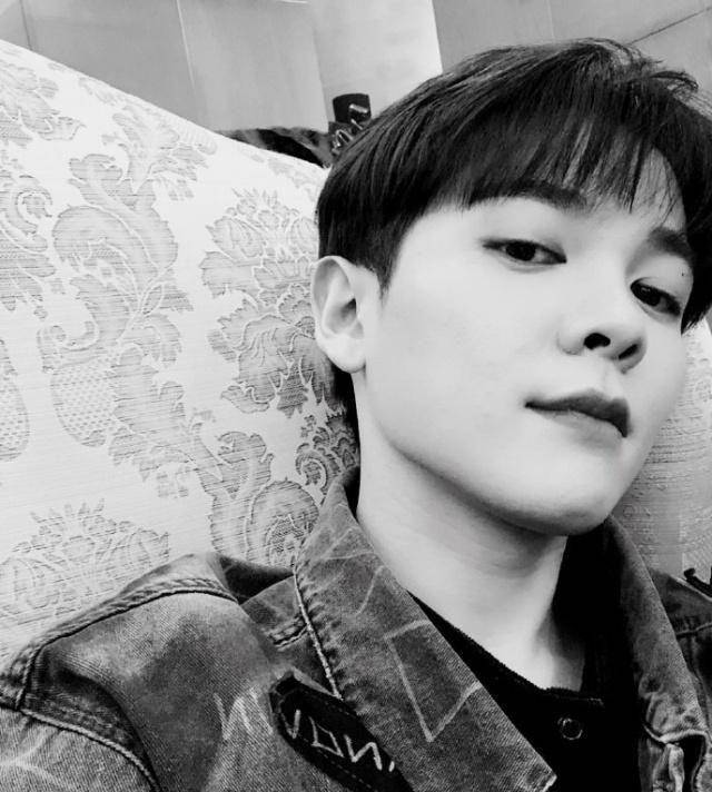 ninepercent玩自拍:黑白色画风的迷之角度,真不愧是一个团的!