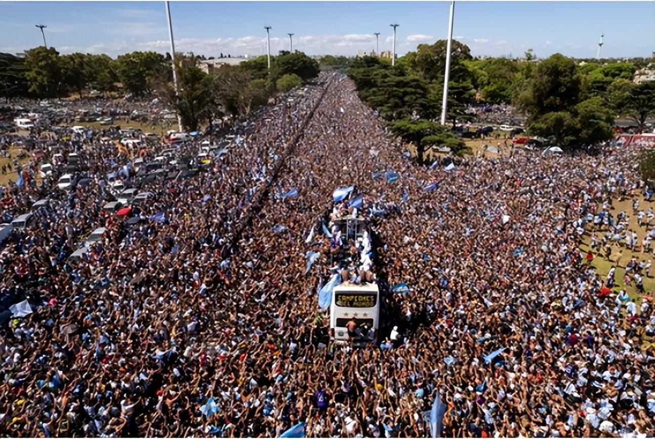 阿根廷的世界杯冠军纪念游行吸引了400多万人，但引发了安全事故