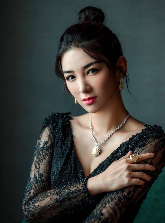 但对黄奕而言每一次站上舞台的机会,都是她扭转这些年太多负面新闻与