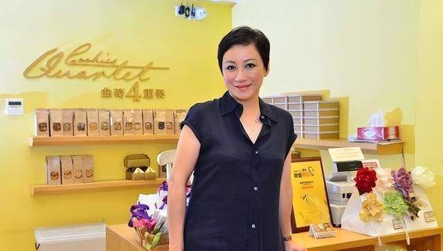 谢宁完全不端架子,有空就去店里帮衬.