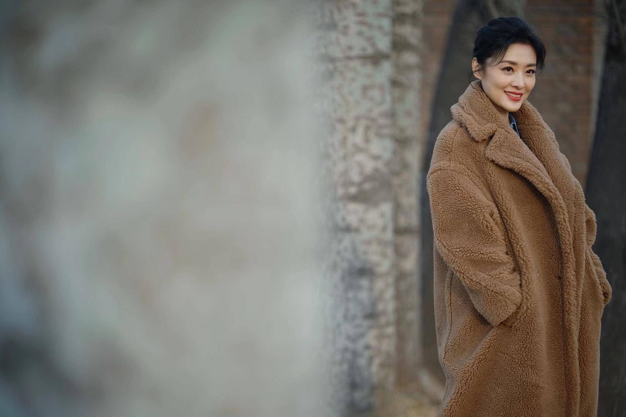 54岁周涛晒新年美照,穿一件"泰迪熊"大衣,温暖又显气质!