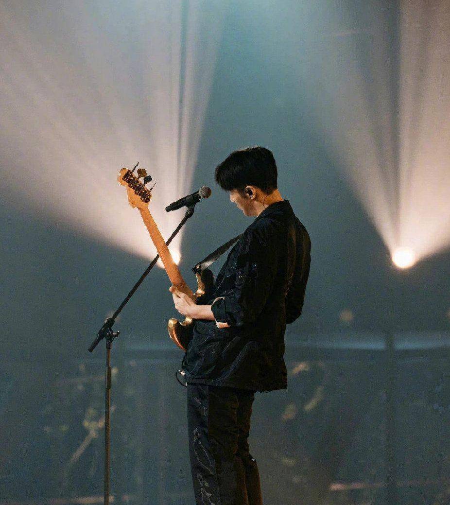 不管怎么说,看到李荣浩与杨丞琳的牵手背影合照,也算是吃到狗粮了.