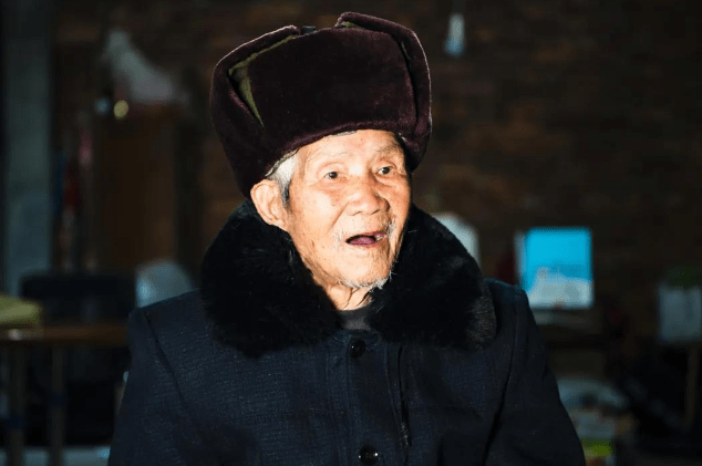 108岁老人,骨龄似58岁,长寿秘诀不是多运动,只有这3店点_爷爷_骨骼