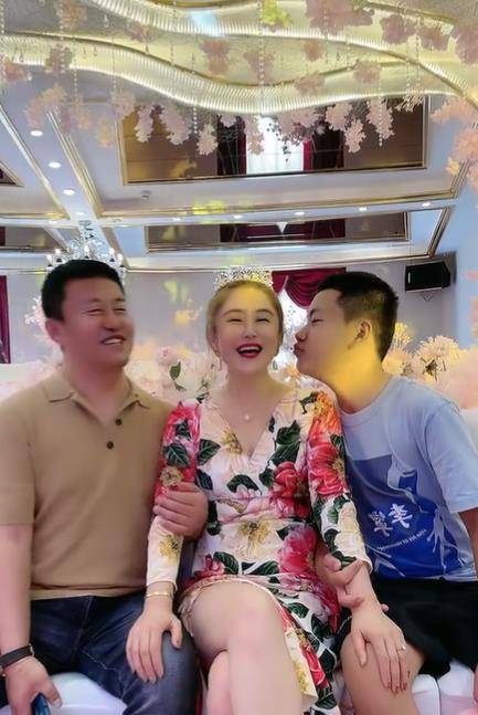 长贵老婆晒全家福,娇妻比老公小19岁,雪白肌肤太晃眼_王小宝_吴琼