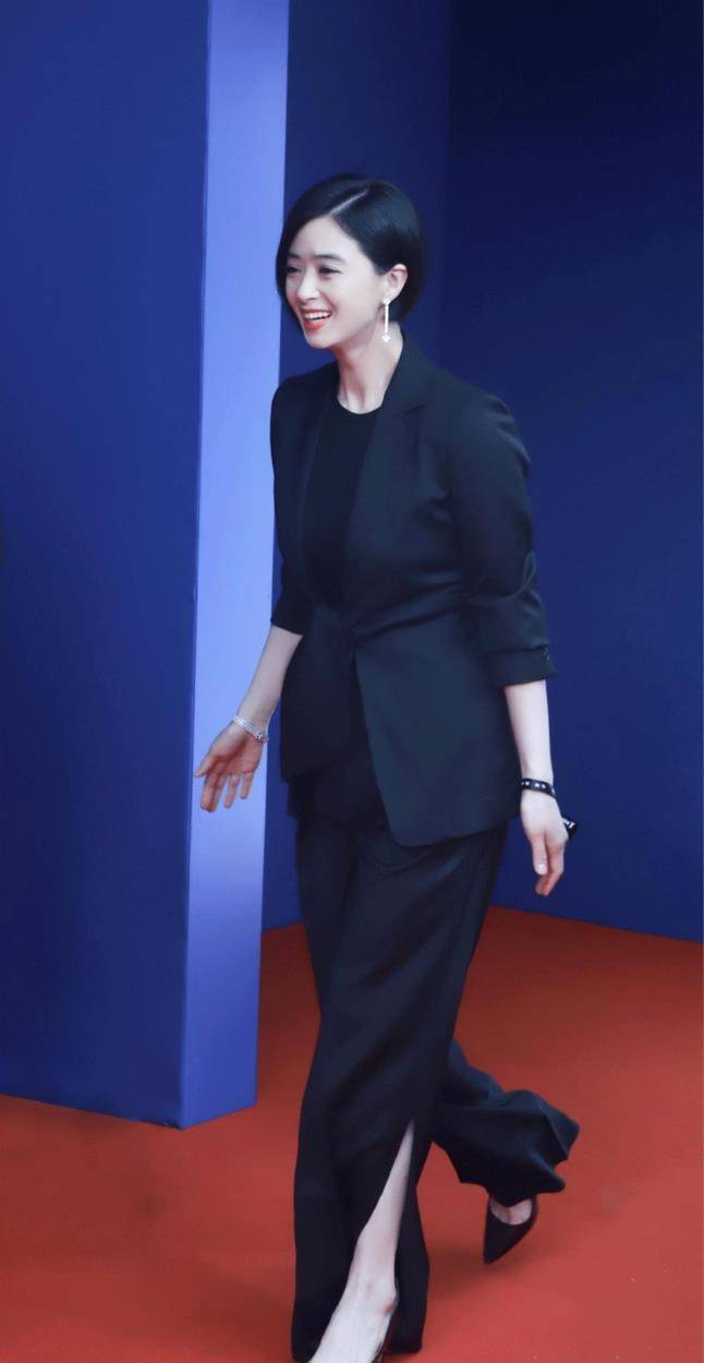 蒋欣目测130斤,穿紧身裙凹凸有致气场大,微胖身材很迷人_裙子_黑色