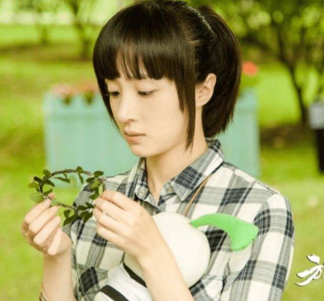 有种"焕然一新"叫戚百草掀起刘海,瞬间变气质美女,看清颜值血压狂飙