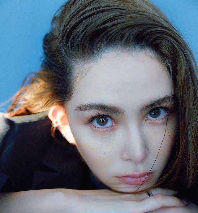 新专辑再传好消息,周杰伦深夜晒照,意外曝光昆凌钻戒十分抢镜_周董