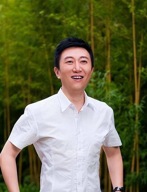 虽然陈伟鸿才华横溢,但是他的婚姻家庭个人生活却一直罕有曝光.