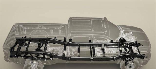 车型采用了非承载式车身,这是越野车和重载车辆必备的结构;而面包车却