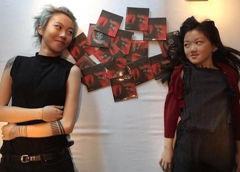 窦靖童庆26岁生日,独自抱猫吃蛋糕显孤单,母亲王菲失恋顾不上她