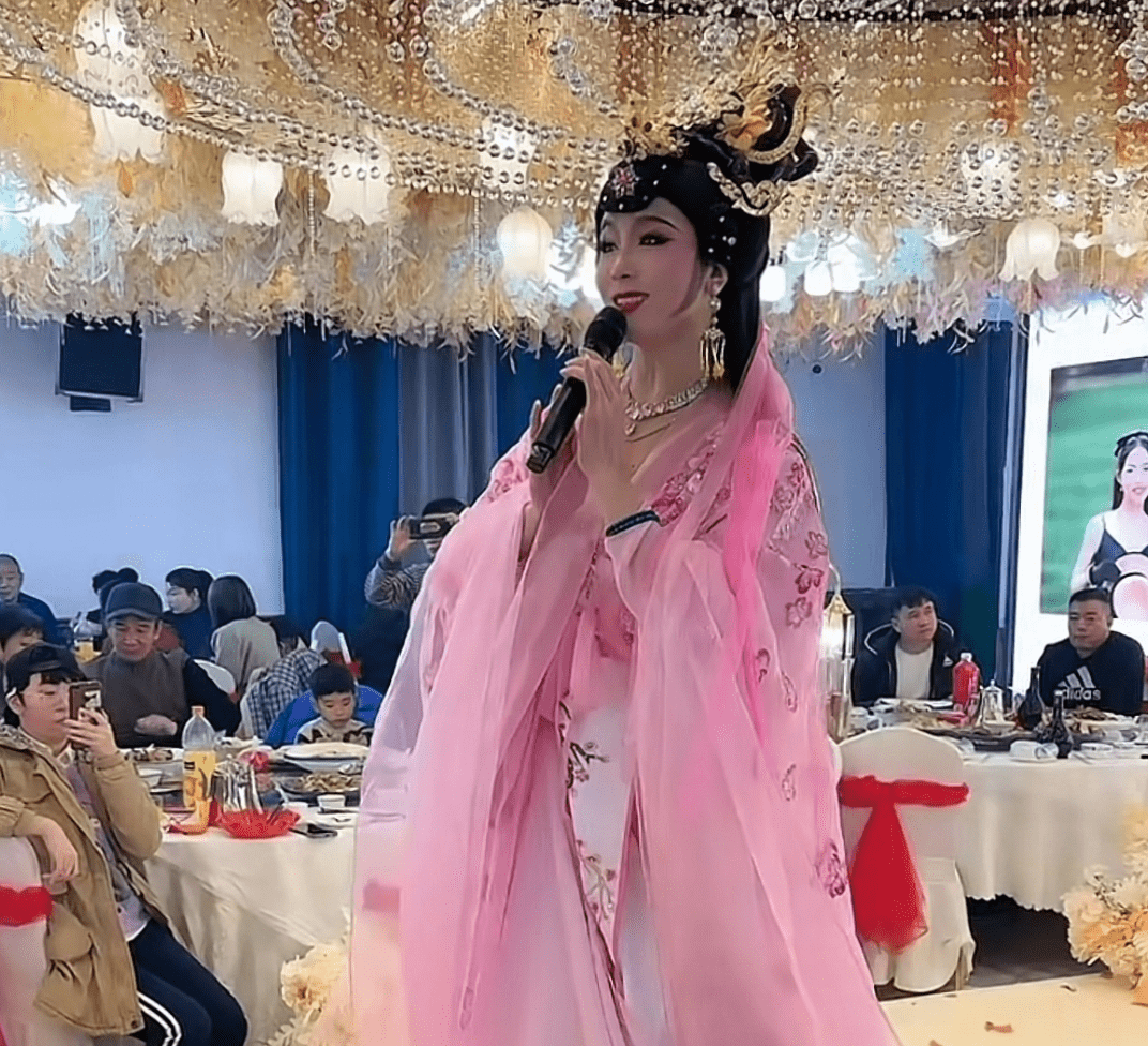 他做反串演员10余年,男扮女装演出惊艳众人,老婆当助理贴身陪伴_大帅