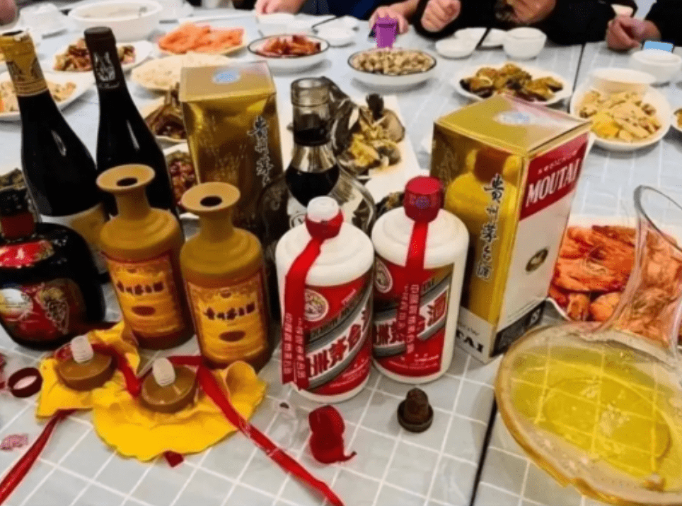 老朋友聚餐,我主动带1箱茅台去赴宴,谁知无一个人喝,宁可喝便宜酒