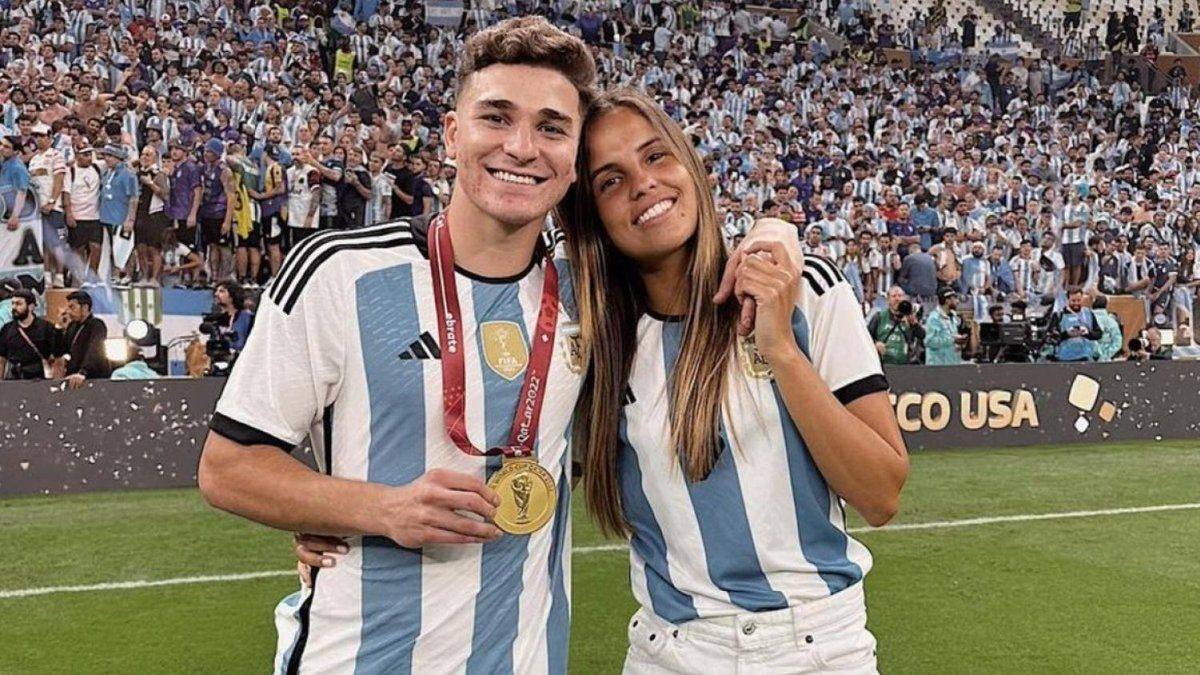 太平洋警察!阿根廷球迷请愿阿尔瓦雷斯更换女友,2万球迷签名支持
