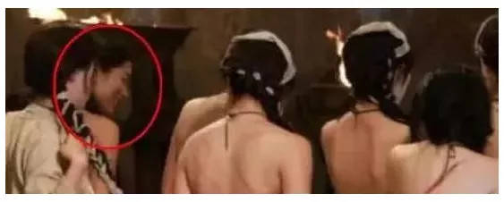 笑到扶墙的穿帮镜头，肌肉背心我忍了，图4我笑出了鹅啼声！