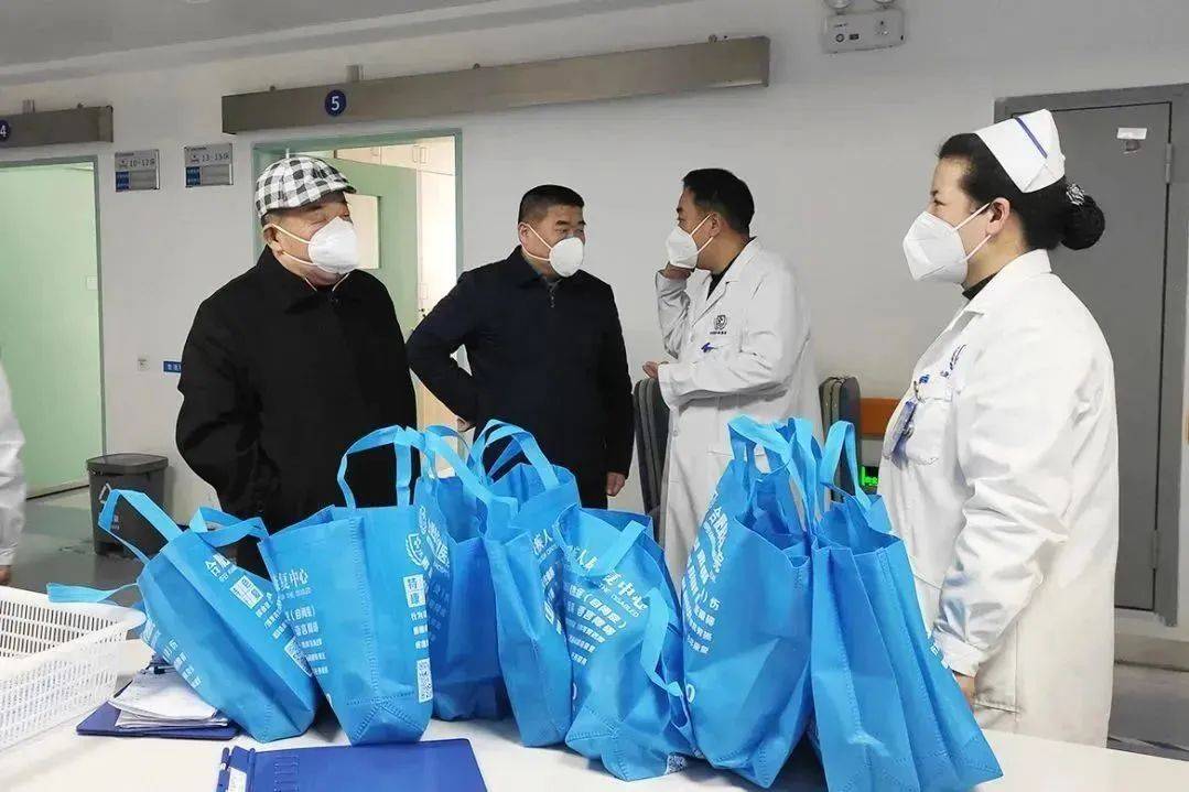 "心手相牵喜迎四周年华诞"康华医院院领导慰问一线医务人员