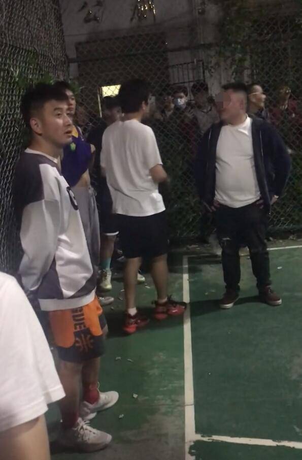 邓超回南昌老家打篮球,粉丝追着拍照,邓超匆忙戴口罩"逃"跑_篮球场