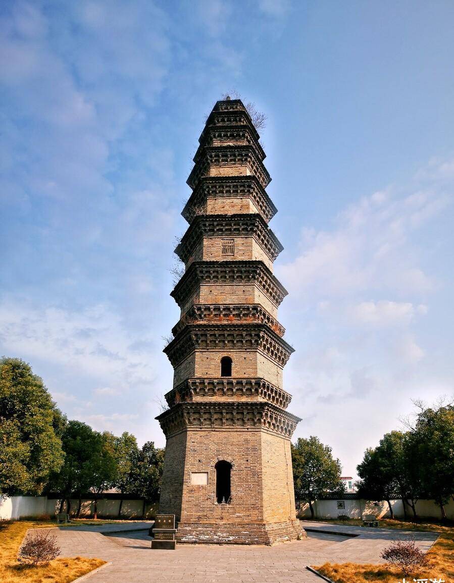 由芜湖市代管,位于安徽省中部,长江下游北岸,北与巢湖市,含山县相接