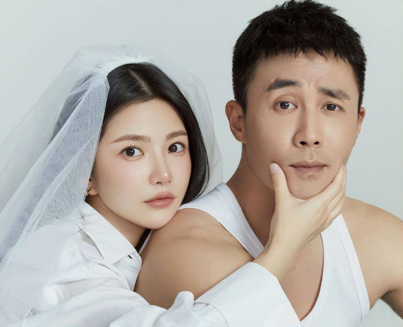 杜淳携妻女拍写真,王灿戴头纱靠老公肩膀,网友:以为换了老婆_照片