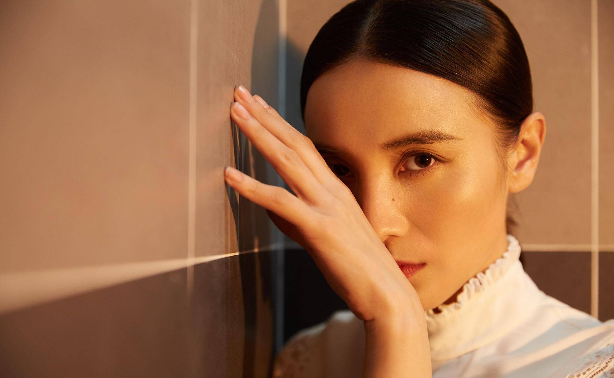 中命运多舛,单纯青涩的鲜儿,亦或是《悬崖》中深沉压抑的顾秋妍,宋佳