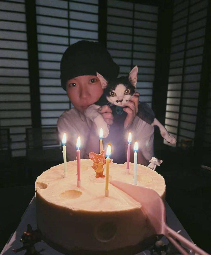 王菲女儿窦靖童晒26岁生日照,抱猫咪温馨合影,形单影只显孤单_生活
