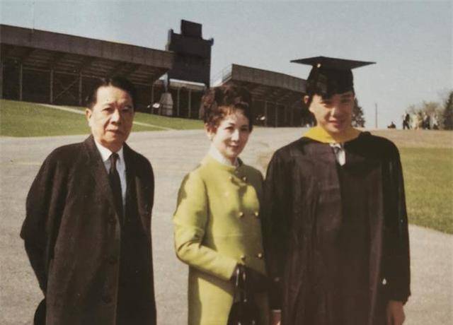 三弟宋子安的妻子是胡其瑛,有旧金山银行家庭背景