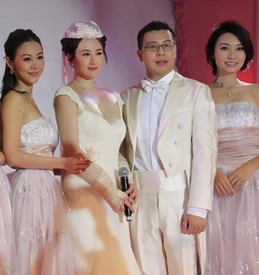 在2009年,孟瑶担任富商周磊旗下,婷美内衣的代言人.