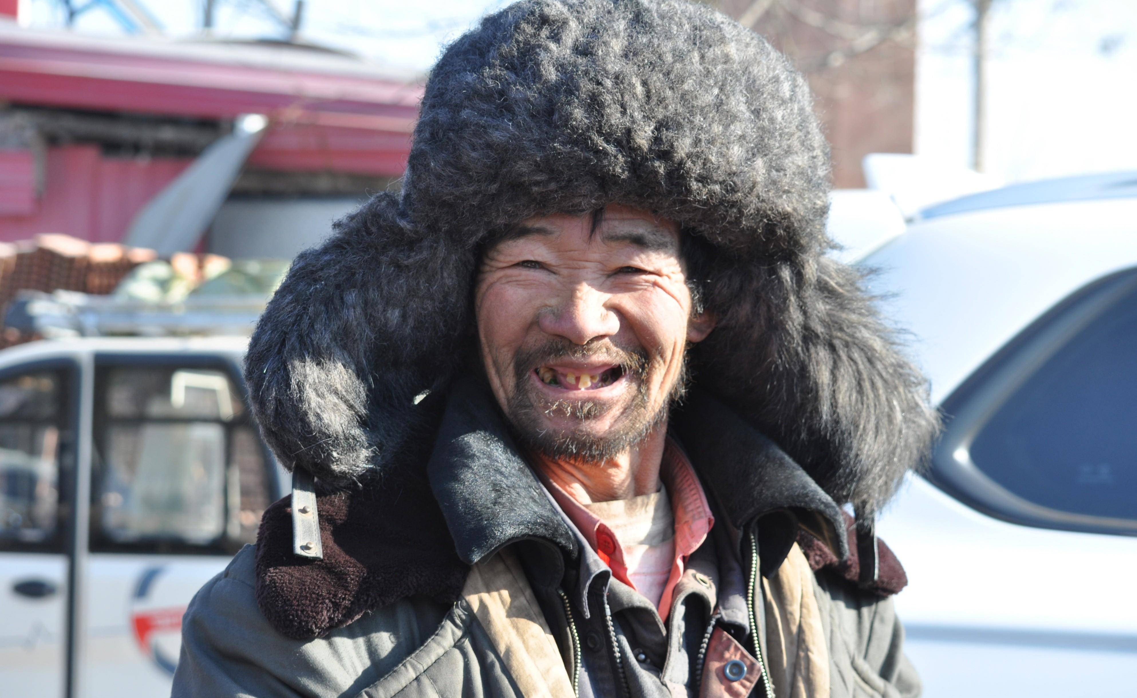 七旬大爷人称"邋遢大王",晚婚晚育娶深山女人,2年赚足100万_父亲_儿女