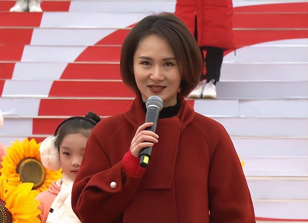陈璇随后他采访了帆船奥运冠军徐莉佳,在一片掌声中,全民开启了新年