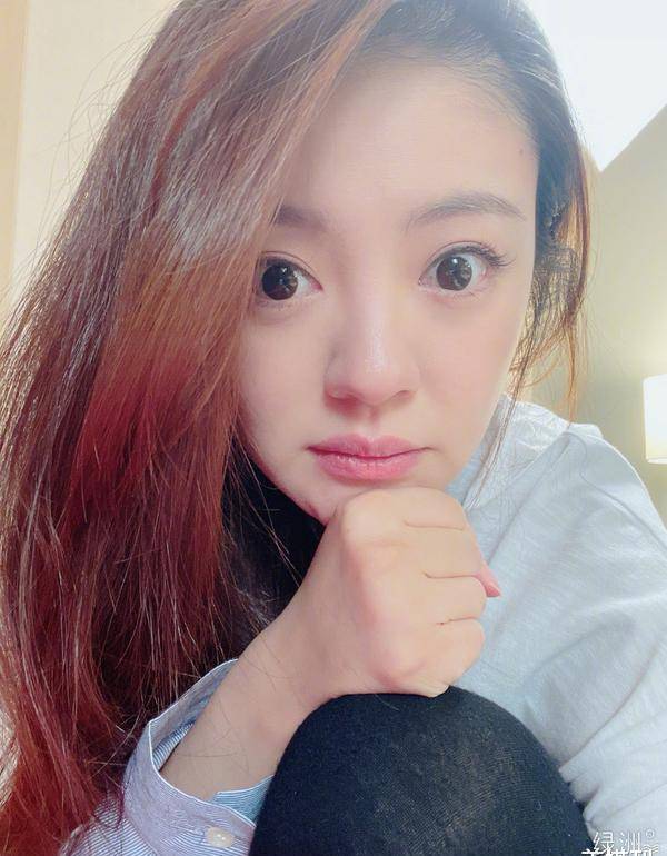 豪门阔太安以轩产后复工,穿小黑裙配披肩长发,40岁仍清纯可爱_感觉