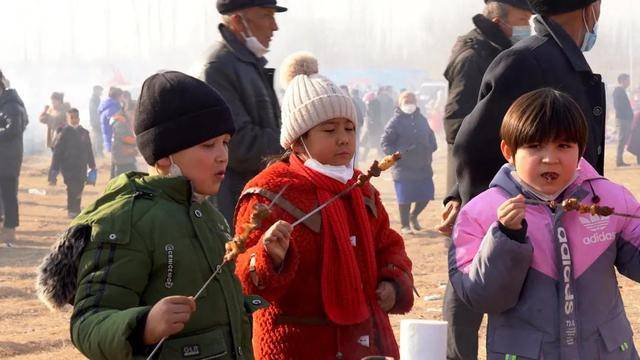 游客热依拉·达吾提说:"今天不仅有文艺节目,冰雪运动会和民俗活动等